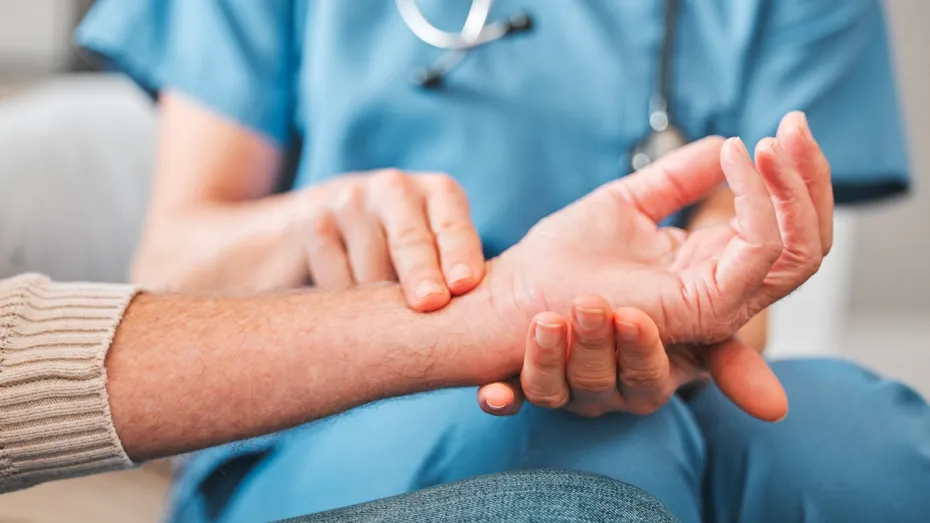 Punct magic pe mână: Apasă-l când te confrunți cu balonare sau insomnie