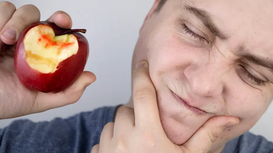 De ce sângerările gingivale nu sunt „normale”. Diferența esențială dintre gingivită și parodontoză