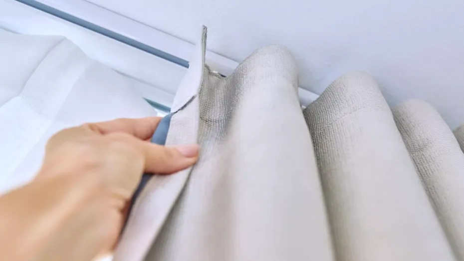 De ce e benefic să dormi cu draperiile închise — un obicei simplu care îți poate proteja inima