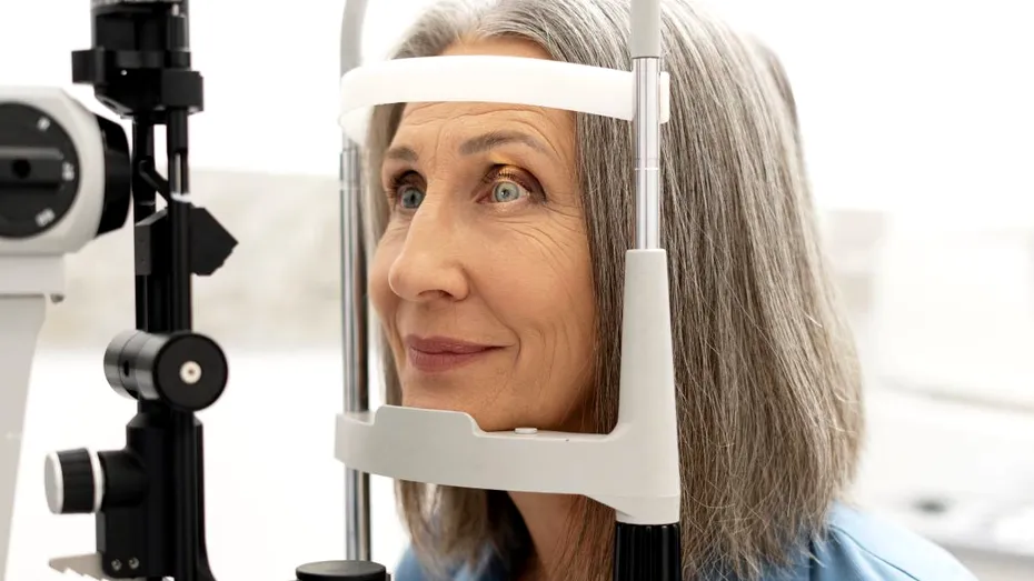 Vedere clară fără ochelari: cum te ajută chirurgia refractivă să învingi presbiopia