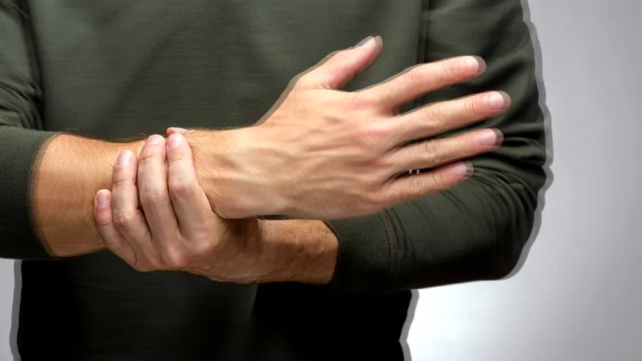 De ce îți amorțesc degetele: cauze posibile și soluții simple