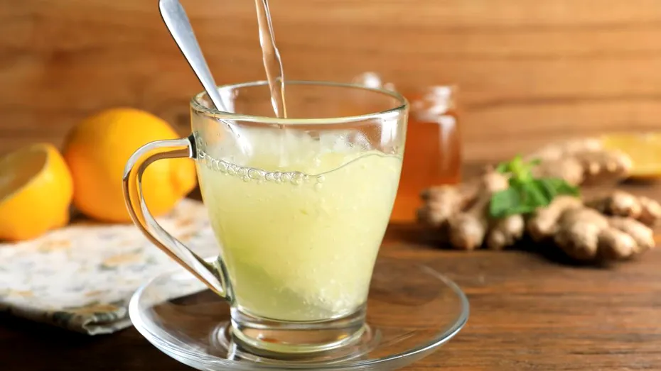 Băutura simplă și ieftină care calmează durerea de gât când ești răcit — „medicamentul” natural pentru iritații