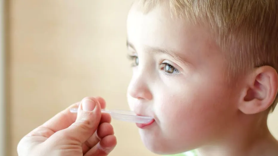 Mierea calmează tusea nocturnă la copii la fel de bine ca siropurile din farmacii — cum funcționează remediul natural