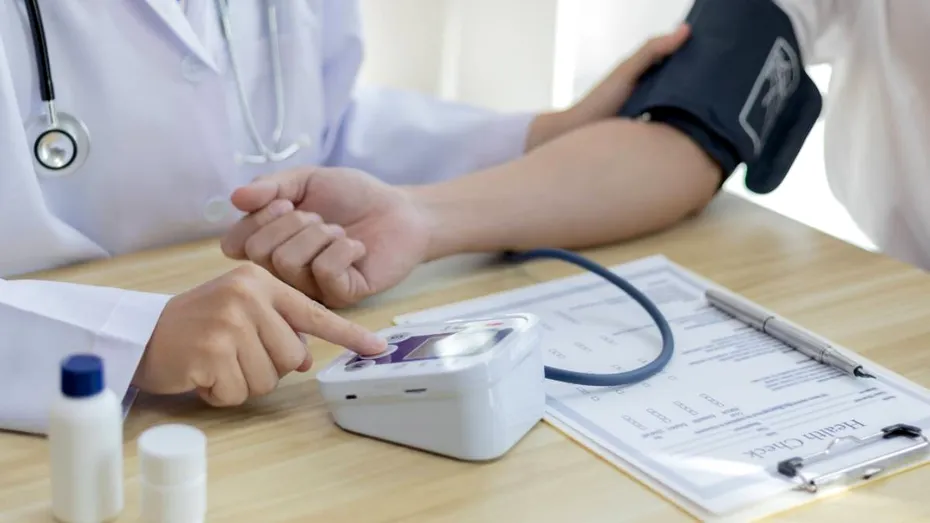 Hipertensiunea arterială poate fi „tăcută” — semnale discrete pe care nu ar trebui să le treci cu vederea