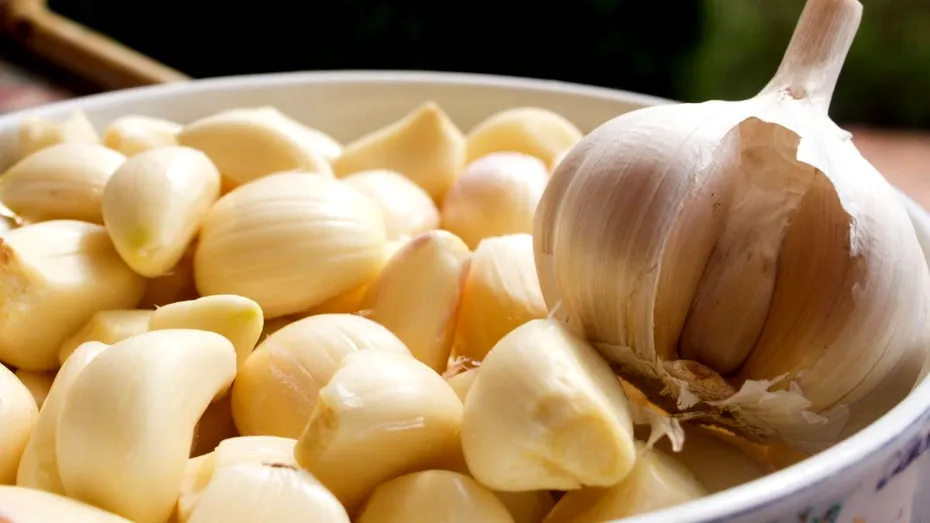 Remediu tradițional pentru dureri articulare și osoase: cum funcționează un amestec de untură și usturoi