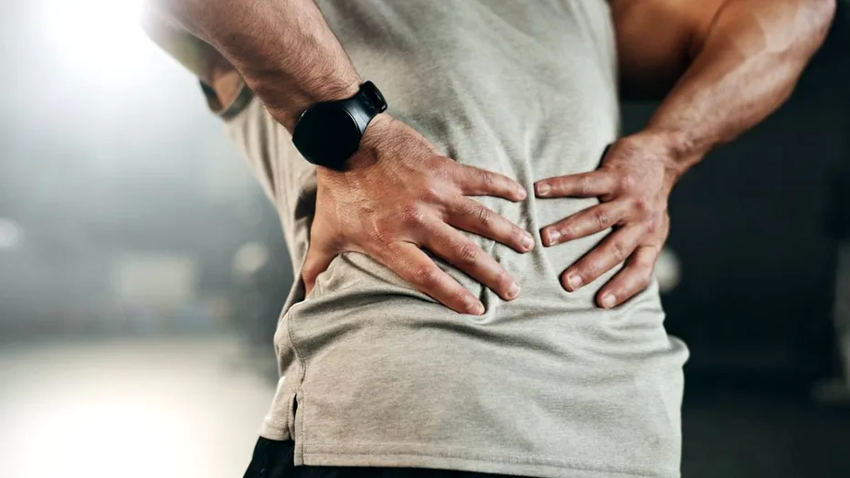 Mișcarea pe care medicii spun să o eviți dacă te doare spatele. Greșeala frecventă care poate agrava durerea