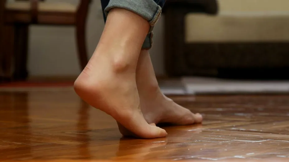 Este periculos să mergi desculț prin casă? Ce avertizează podiatrii despre sănătatea picioarelor