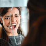 Schizofrenia nu apare dintr-odată: semnele timpurii pe care e bine să nu le ignori