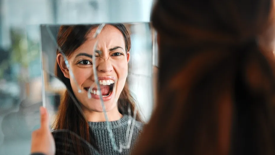 Schizofrenia nu apare dintr-odată: semnele timpurii pe care e bine să nu le ignori