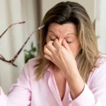 Durerea de cap apărută dimineața poate ascunde probleme serioase. Când devine o urgență medicală