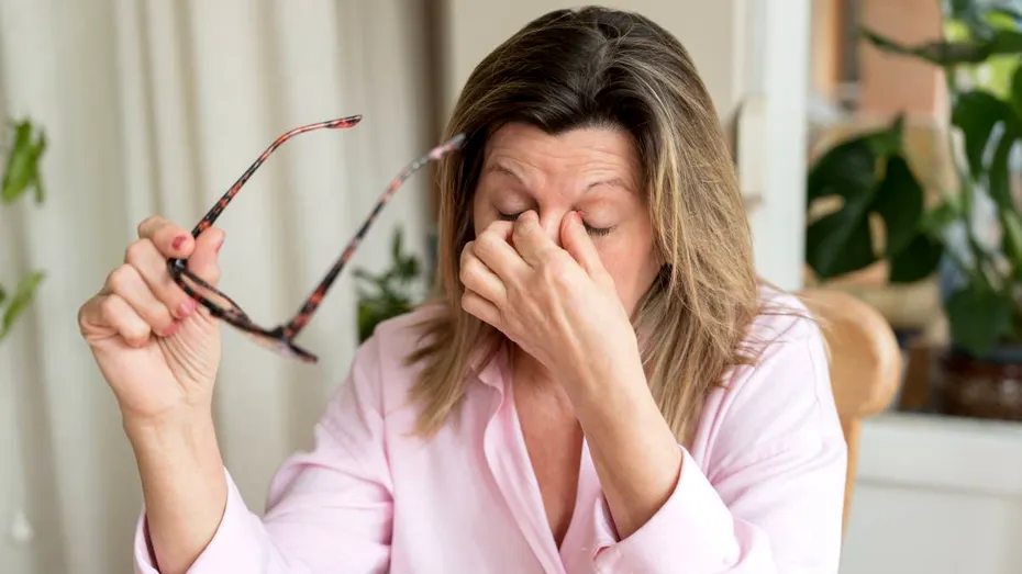 Durerea de cap apărută dimineața poate ascunde probleme serioase. Când devine o urgență medicală