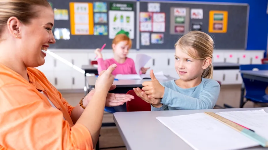 Copiii cu deficiență de auz în România: cum îi sprijină sistemul educațional și ce rol au părinții