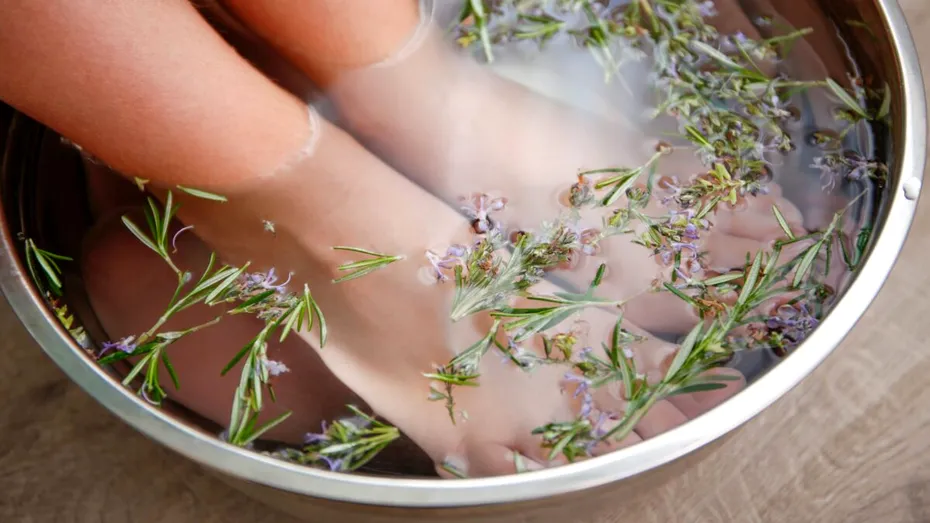 Soluțiile naturale încercate împotriva ciupercii unghiei. Ce spun specialiștii despre rezultatele lor