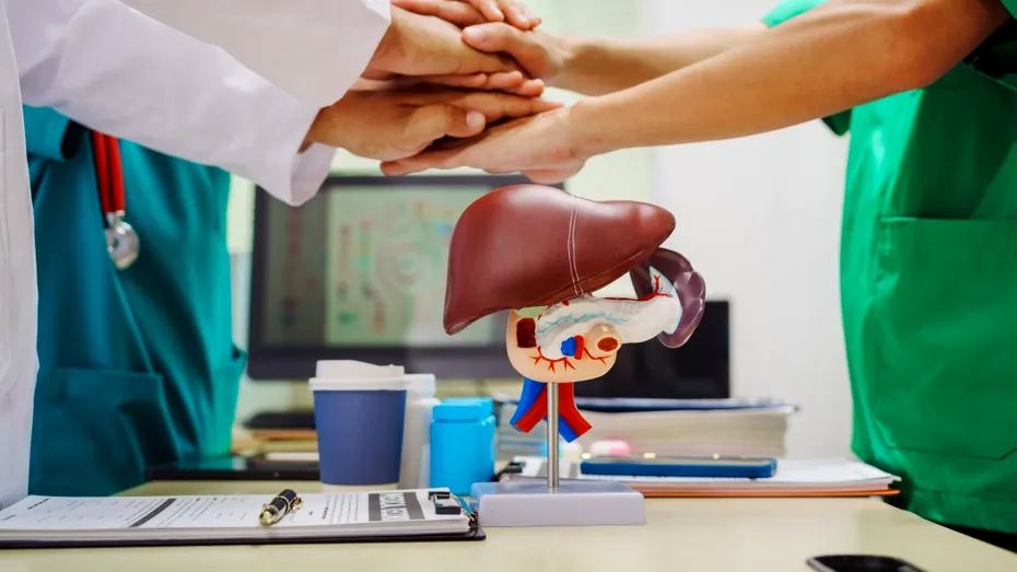 Boala care poate afecta ficatul zeci de ani fără semne evidente. Medicii avertizează că este descoperită adesea prea târziu